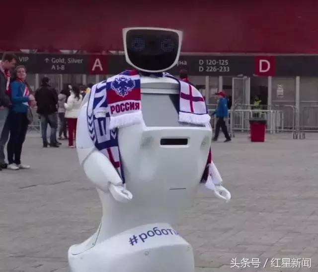 俄罗斯世界杯机器人“保镖”街头遭暴打，倒地大呼“救命”