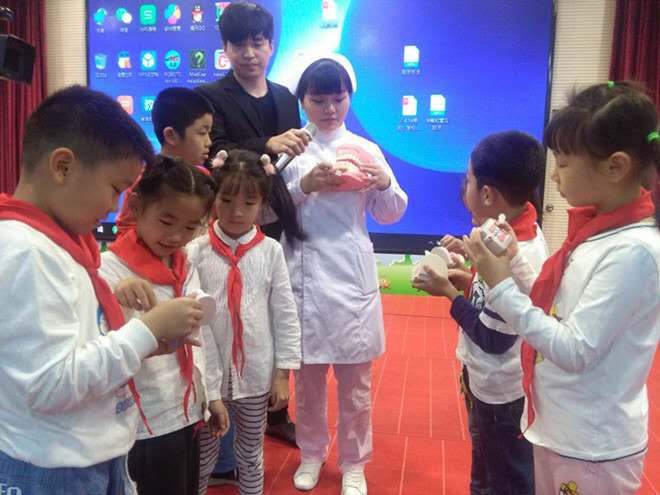 爱心企业武汉第一口腔医院免费为3万多江城儿童预防蛀牙