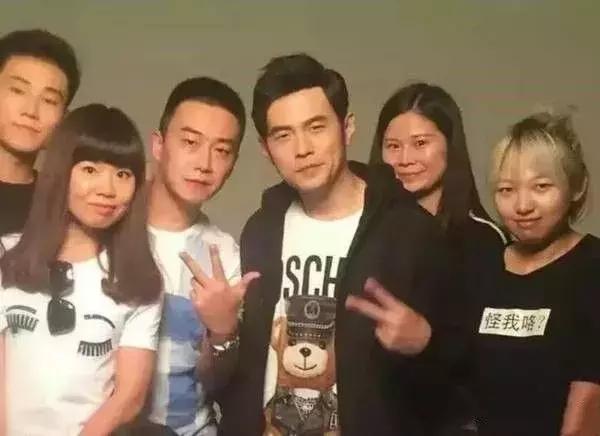 唐嫣的包包里放着一把大镜子,唐嫣背的小方盒子包包