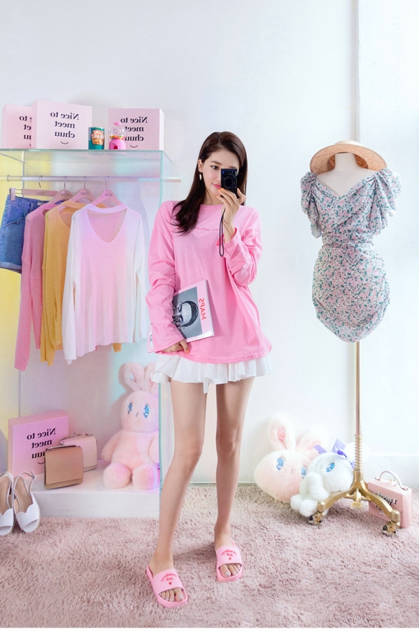 粉色毛呢大衣配什么颜色裤子好看,粉色衬衫搭配什么颜色的裤子好看