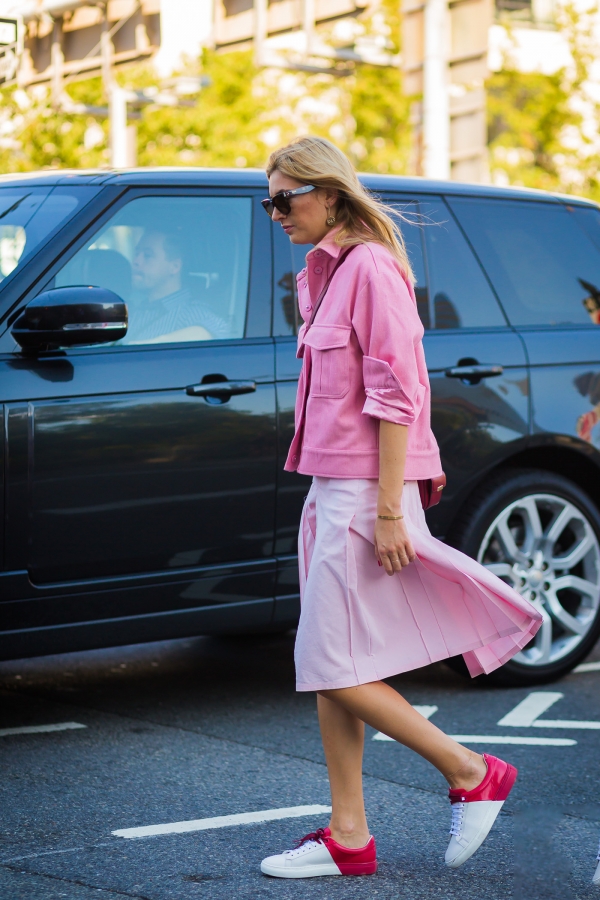 粉色毛呢大衣配什么颜色裤子好看,粉色衬衫搭配什么颜色的裤子好看