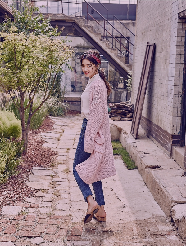 粉色毛呢大衣配什么颜色裤子好看,粉色衬衫搭配什么颜色的裤子好看