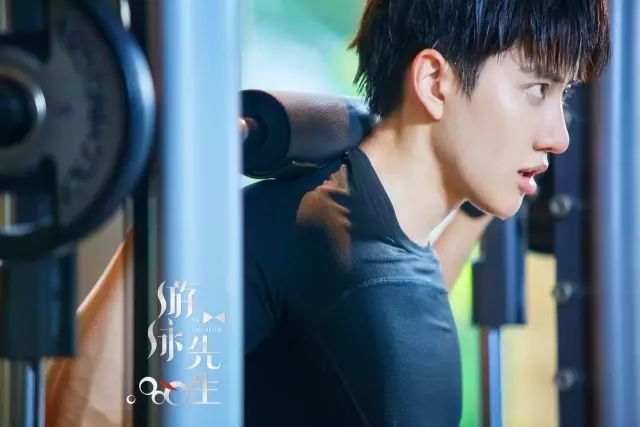 Mike秀人鱼线大长腿,还要撩鞠婧祎,这是励志版“蓝色大海”