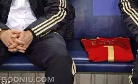 足球迎来了一个最让人遗憾的告别,足球那些感人的事