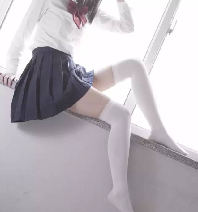绝对领域的福利：过膝袜与短裙之间的那一抹暖色