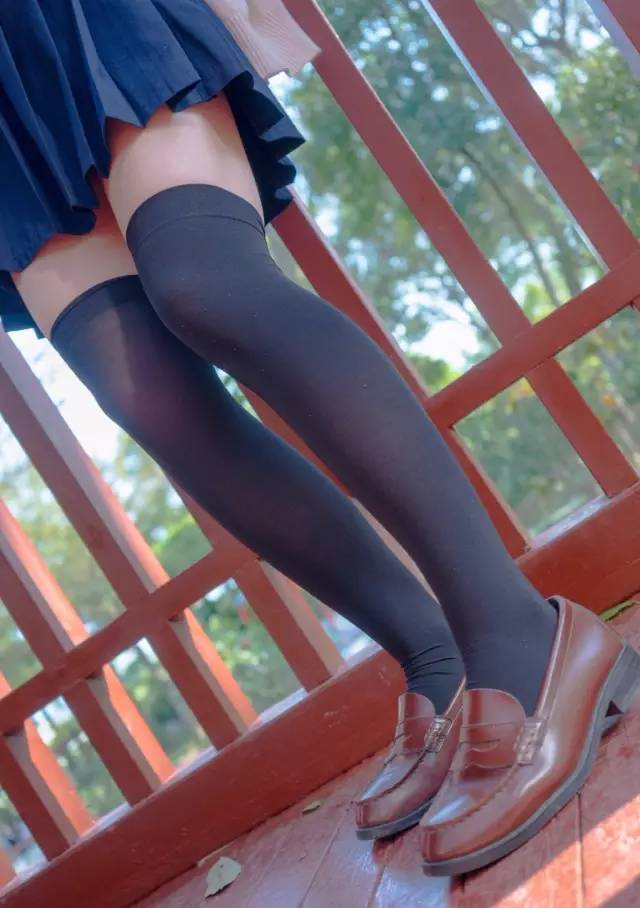 绝对领域的福利：过膝袜与短裙之间的那一抹暖色