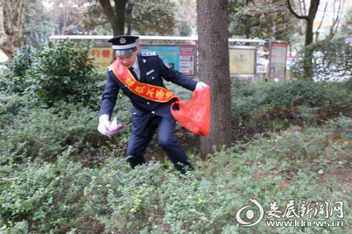 娄底市园林管理处,弯腰行动树校园新风