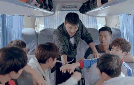 Mike秀人鱼线大长腿,还要撩鞠婧祎,这是励志版“蓝色大海”