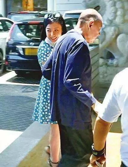 她比邓文迪更甄嬛，嫁大29岁重病富商，从狗仔逆袭为香港女首富