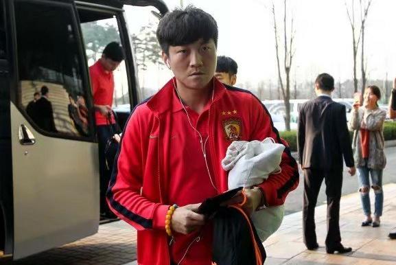 现任亚洲第一后卫,历任国足后卫