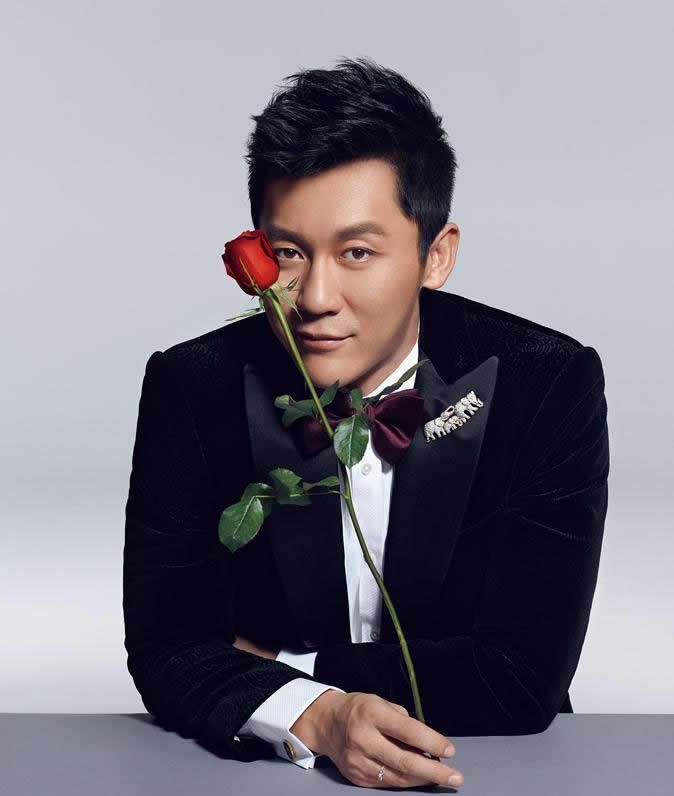 19岁出道,抱得美人归,转型当导演新作媲美《战狼2》成人生赢家