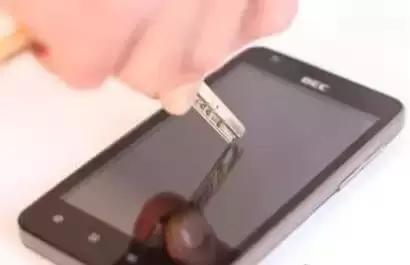 如何给手机贴膜而不产生气泡,手机贴膜要不要把原装膜撕掉