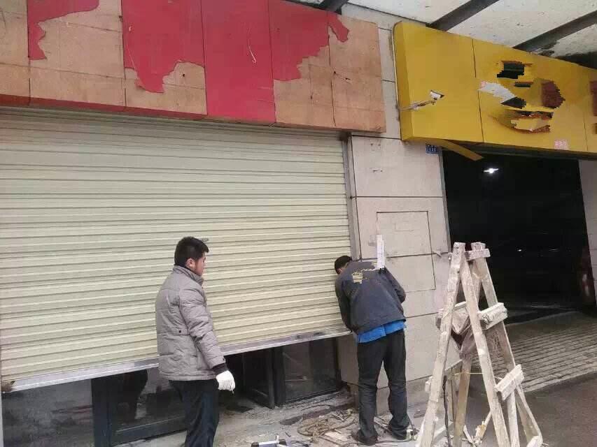 电动车库门和手动门哪个好,车库门用卷帘门好还是不锈钢门好