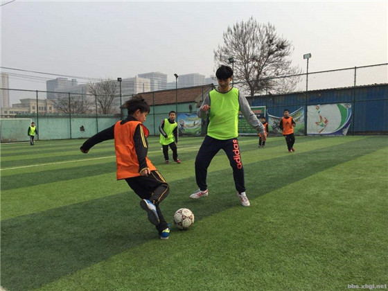 马德兴点评国足球员重压之下变形,马德兴男足新消息