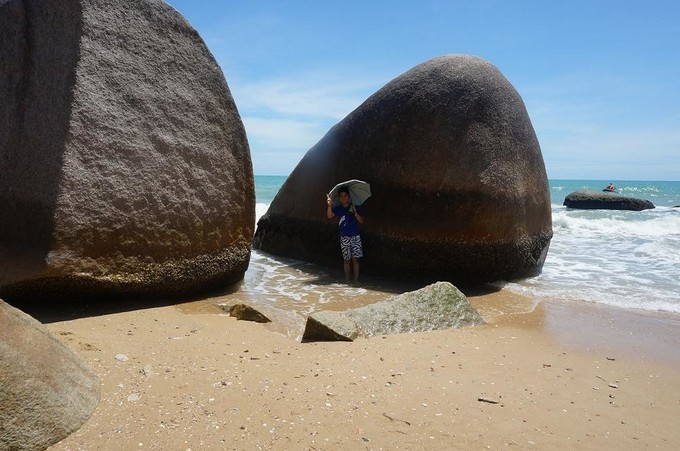 在三亚的沙滩上晒太阳,三亚海边晒太阳