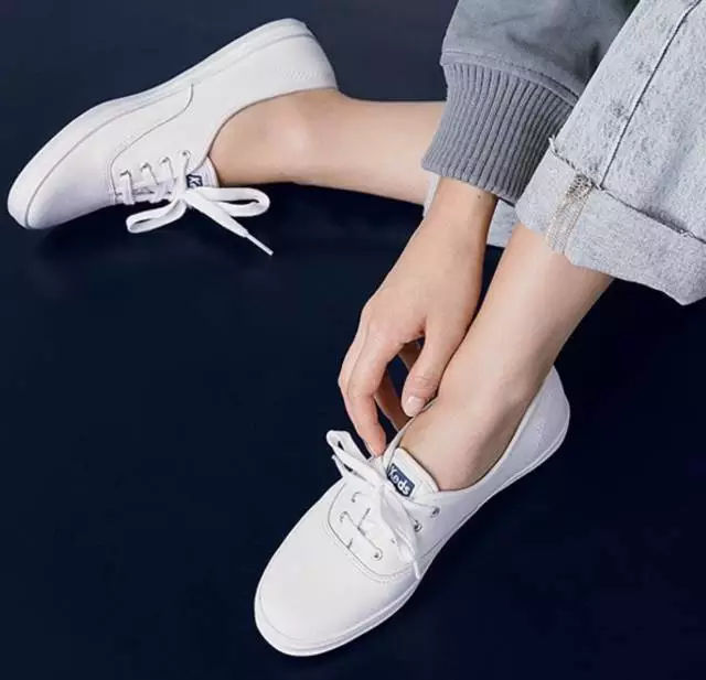 人人都爱穿什么鞋,人人都有小白鞋到底怎么穿才好看