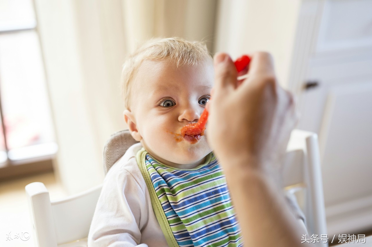 宝宝睡觉吃手怎么解决,宝宝睡觉吃手怎么办