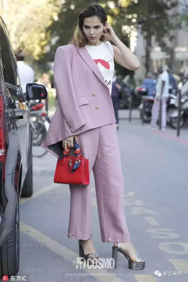 怎么防止包包油边磨损缠丝巾,如何用丝巾遮挡包包的损坏