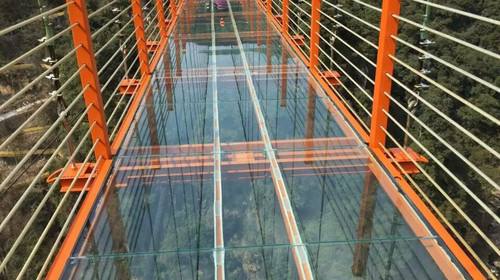 惊险刺激的炸裂玻璃栈道,吓尿玻璃桥视频