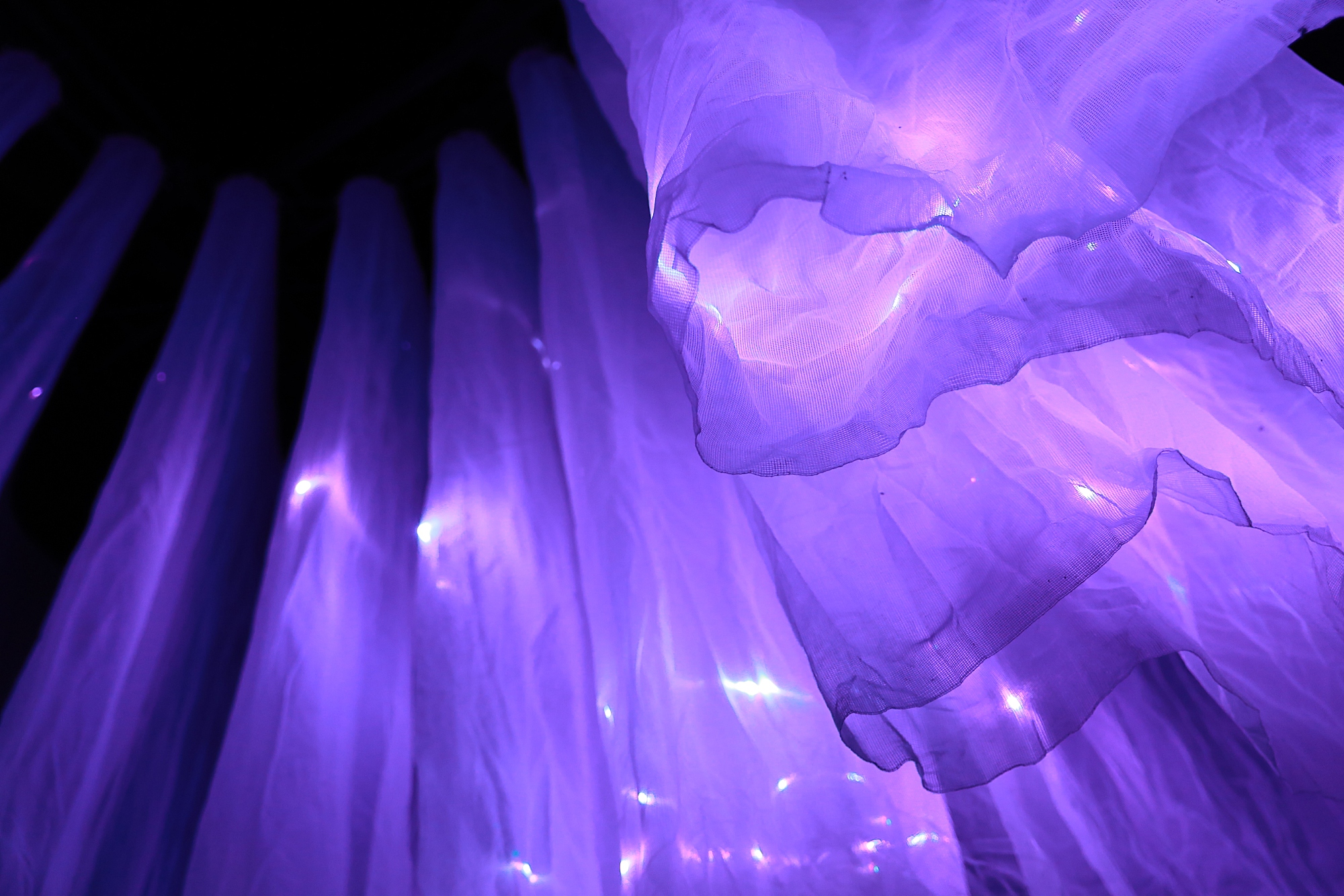 老程序员用几块破“蚊帐布”，创造最绚丽多彩的“云纱”艺术