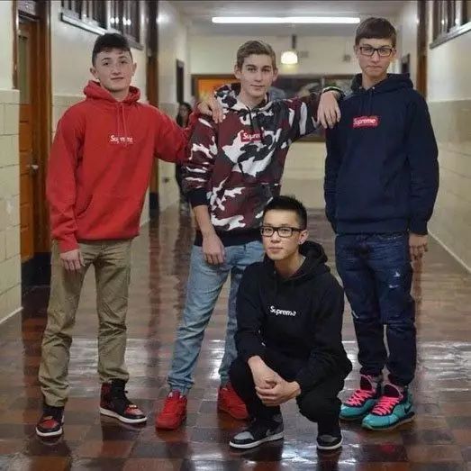 你盲目的对各大潮牌如数家珍，却不知在别人眼里你只是FUCCBOI