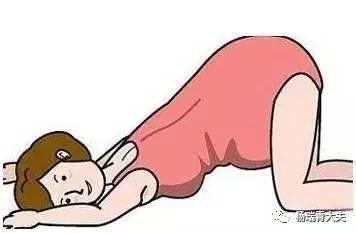 产妇突发脐带脱垂医生跪姿托举,脐带脱垂生死营救视频