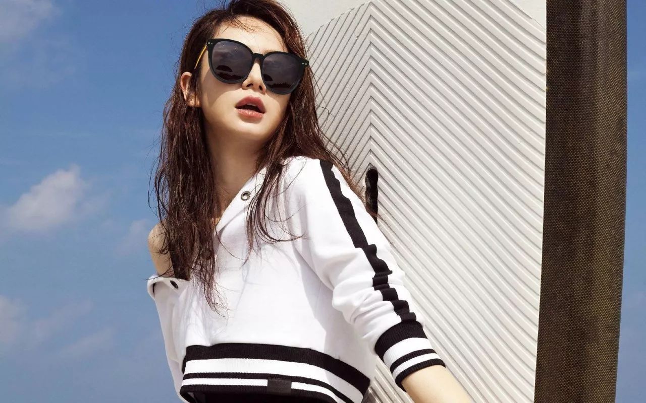 一条颈纹老十岁教你一招淡化,年纪小就有一条很深的颈纹