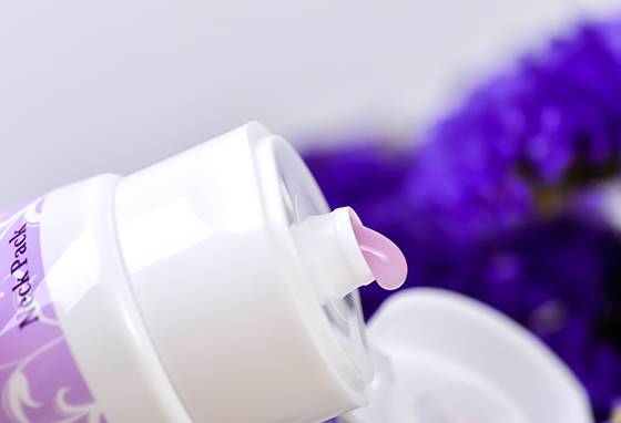 一条颈纹老十岁教你一招淡化,年纪小就有一条很深的颈纹