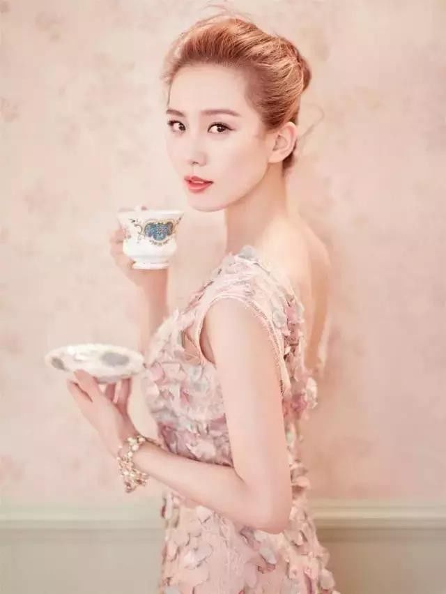 一条颈纹老十岁教你一招淡化,年纪小就有一条很深的颈纹