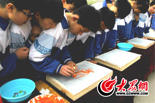 流动博物馆走进临沂十六中学生感受*物文**魅力