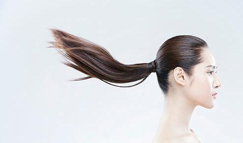 晚上短头发怎么弄早上才会蓬松,晚上编头发让头发变蓬松的办法