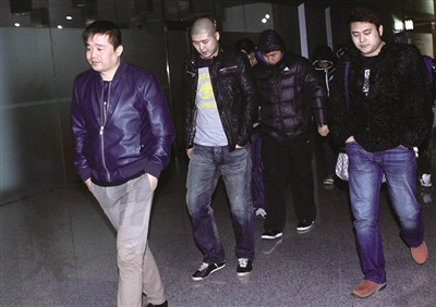 谭咏麟谈黄日华,谭咏麟解释黄日华踢人