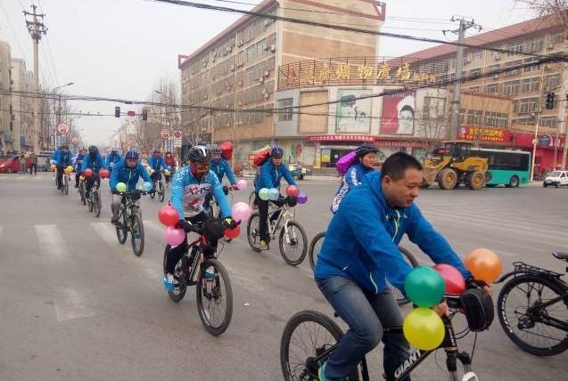 东阿小伙结婚,淮南小伙骑自行车接亲