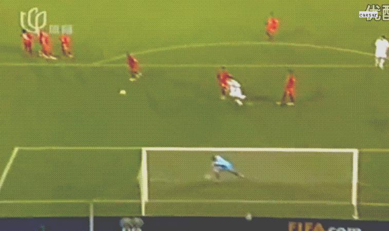 曾经与梅西抢首发的中国球员,比肩梅西的天才