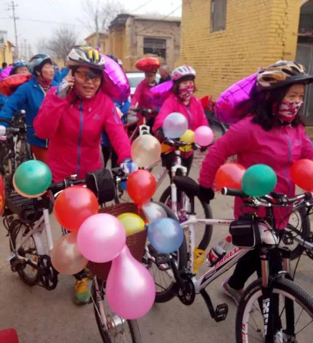 东阿小伙结婚,淮南小伙骑自行车接亲