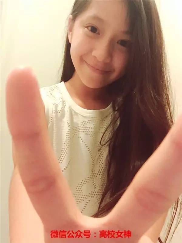 欧阳娜娜三姐妹颜值相差大,欧阳娜娜三姐妹一共几岁了