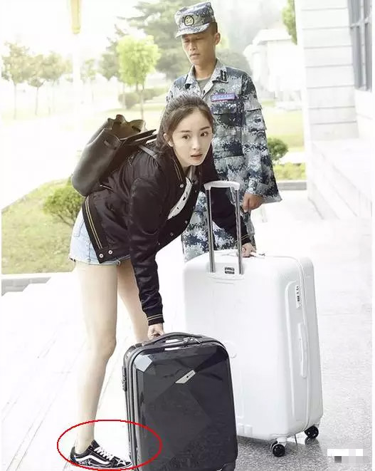 街拍杨幂唐嫣关晓彤,街拍女王杨幂的私服一定不能错过