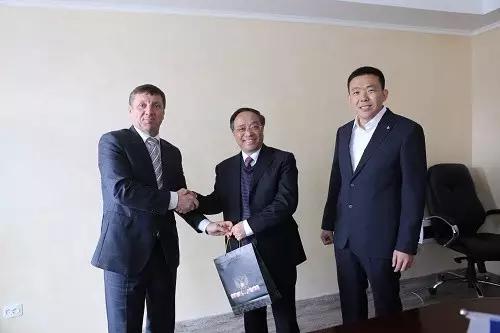 开着小车哼着小曲,开着车哼着歌结果一面包车掉头