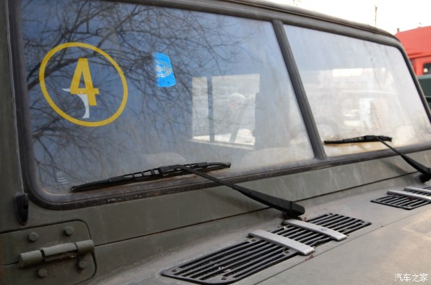 北汽军用勇士视频,国产伞兵突击车越野视频