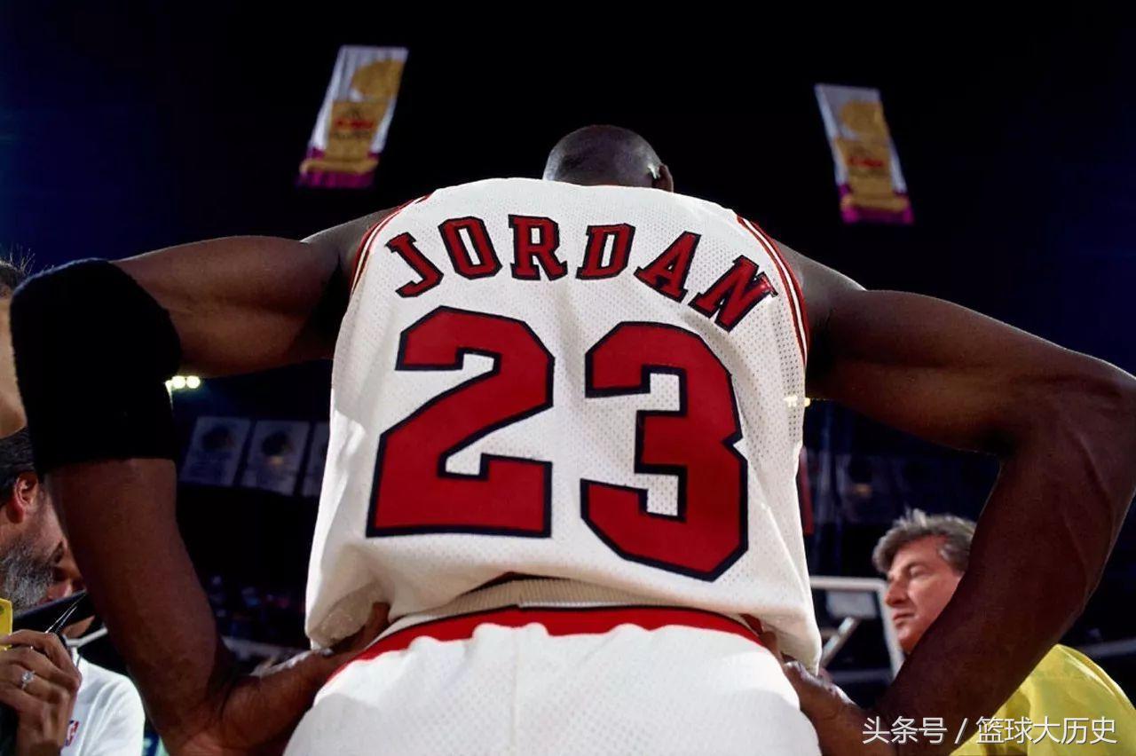 乔丹生涯穿过次数最多的球鞋,乔丹单场49分15篮板