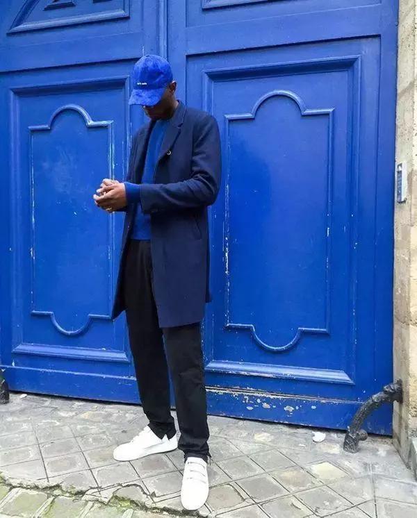 大衣搭配球鞋,一件大衣搭配一双球鞋时髦到爆了