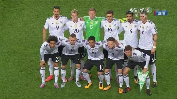 同样可以把球传到球门里，这样的德国队换上红色的衣服就是西班牙