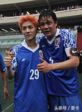 鹿晗关晓彤足球小子,鹿晗当众给关晓彤秀球技