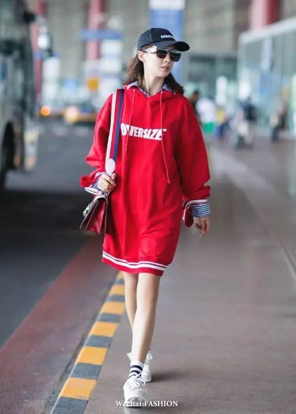 秋款卫衣女装搭配,早秋女装潮牌卫衣搭配什么裤子