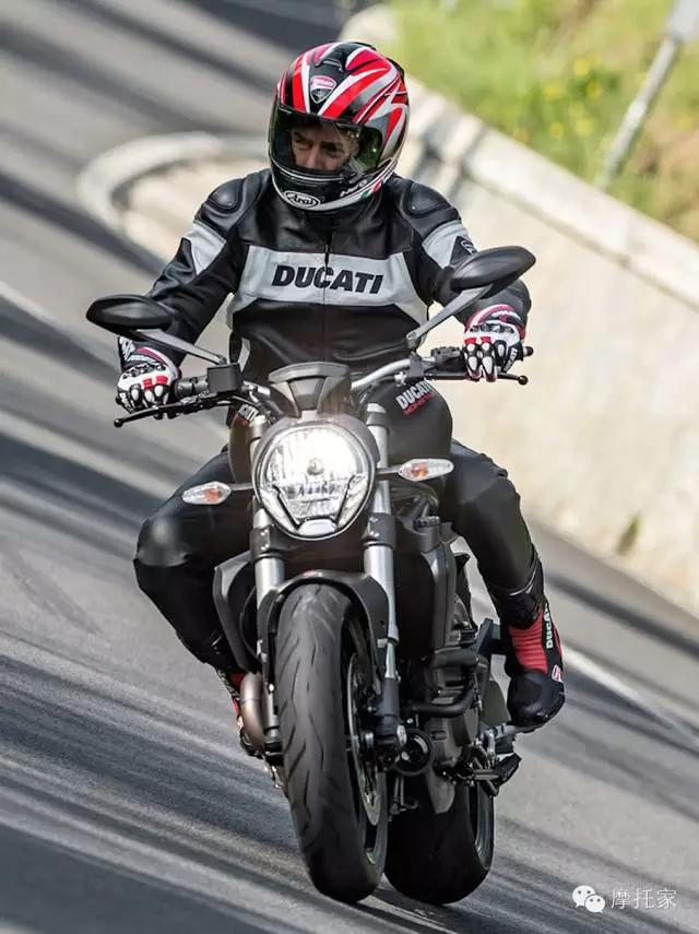 杜卡迪82118款和19款差别,大魔鬼摩托车杜卡迪经典款