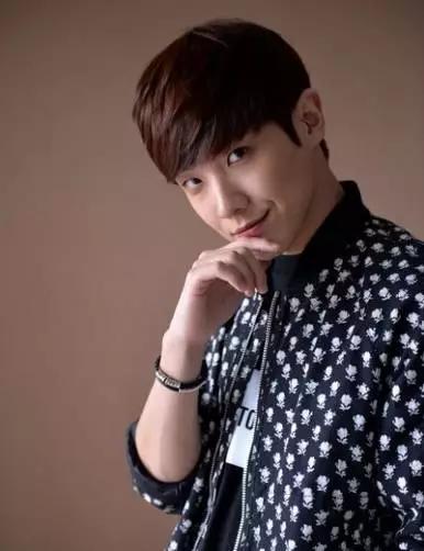 韩剧同款首饰,宋仲基片场被拍与宋慧乔同款卫衣