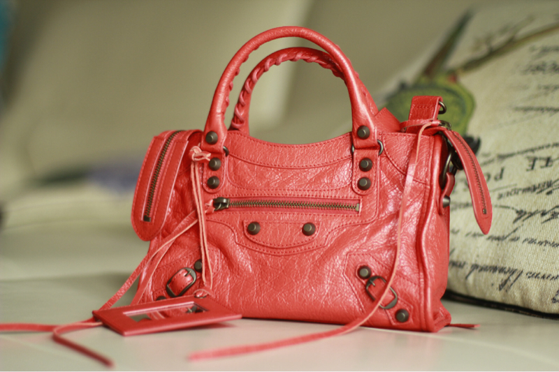 年入百万美女销售,年入百万的美女