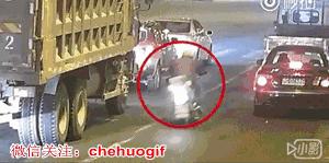 女孩过马路摔倒被车轧二次,女孩过马路被车撞到