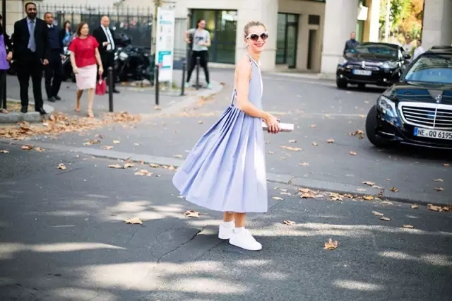 再红红不过小白鞋