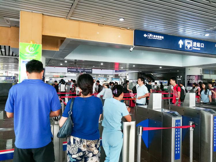 国庆最后一天的北海车站，火车站挤死人，汽车站空寥寥